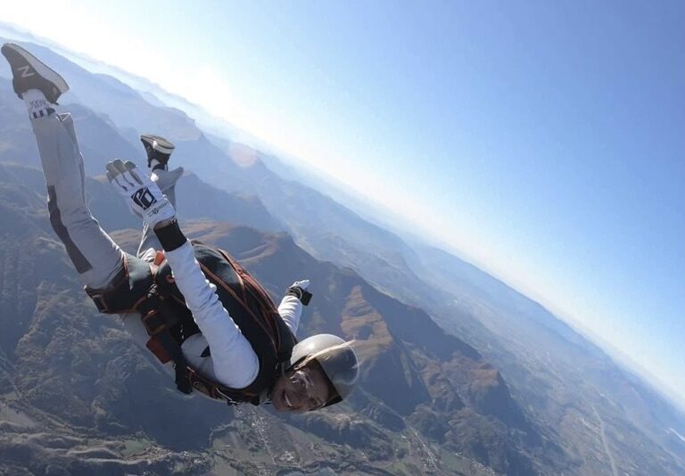 Une femme saute en chute libre 