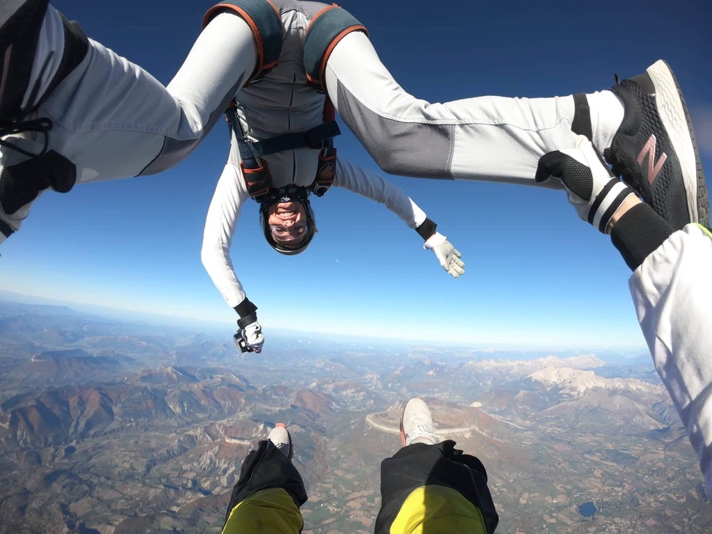 Saut depuis l'avion, la tête la première